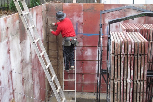 Forming foundation wall
