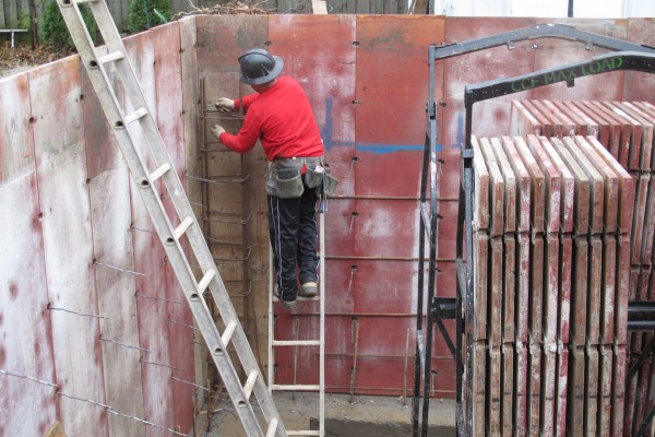 Forming foundation wall