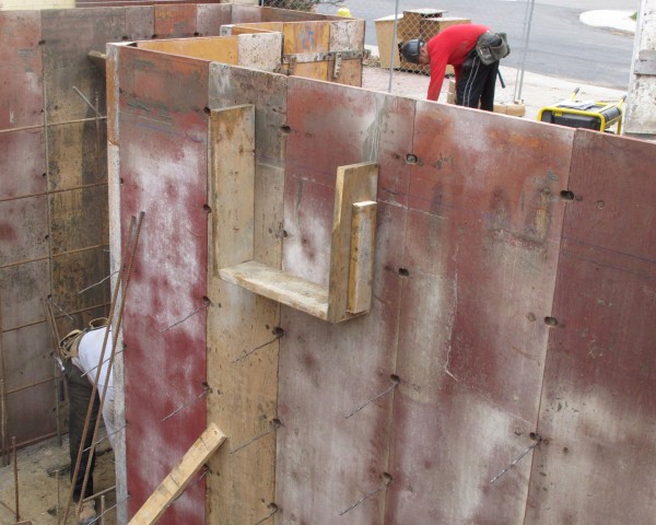 Forming foundation wall