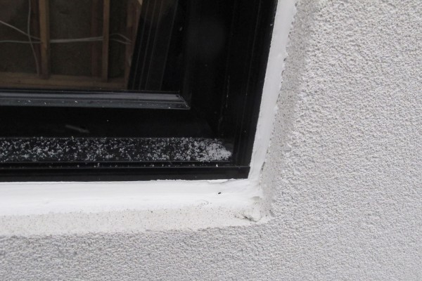 Caulking windows